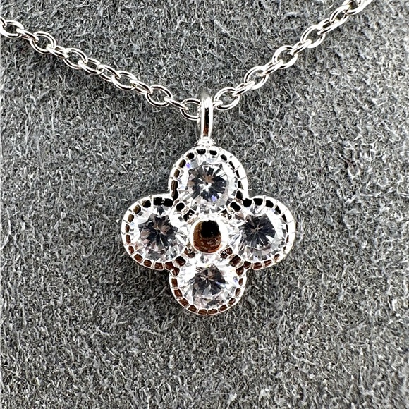 925 Solid Sterling Silver Luxury Clover Pendant Necklace - Picture 5 of 9